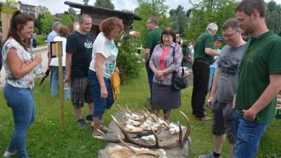 Bild: jr
Großen Zuspruch verzeichnete der „Tag der Jäger“ am Sonntag im Fischhofpark. Bei der Veranstaltung unter dem Motto „Jagen heißt Verantwortung“ präsentierten die Jäger auch ihre Wild-Trophäen.