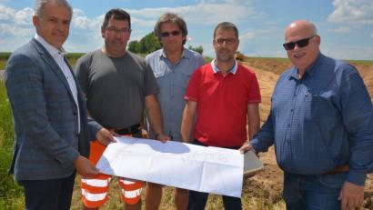 Bild: jr
Bürgermeister Roland Grillmeier, Wasserwart Karl Gleißner, Bauleiter Stefan Männer, Bauamtsleiter Thomas Grillmeier und Bernhard Kaltenecker vom Ingenieurbüro Zwick (von links) erläuterten bei einem Ortstermin die Pläne.