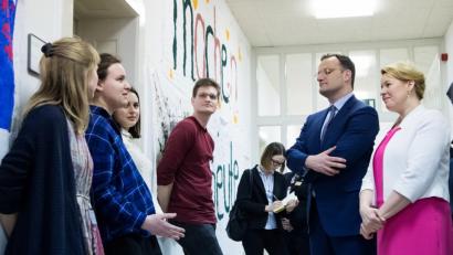 Bild: Bernd von Jutrczenka/dpa
Politik trifft Wirklichkeit: Bundesgesundheitsminister, Jens Spahn (2. von rechts, CDU) und Bundesfamilienministerin,Franziska Giffey (SPD), unterhalten sich mit Azubis im biz Bildungszentrum für Pflegeberufe der DRK-Schwesternschaft.