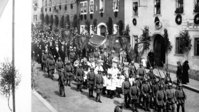 Archivbild: Robert Treml/exb
Das Bild zeigt die Fronleichnamsprozession 1919 in der damaligen Marktstraße auf dem Weg vom ersten zum zweiten Altar mit der Ehrenkompanie des Militärs.