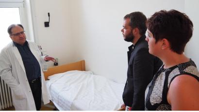 Bild: Bühner
Der Ärztliche Direktor des Bezirksklinikums Wöllershof, Dr. Markus Wittmann (links), erläutert den Landtagsabgeordneten Anna Toman und Andy Krahl das Schlaflabor.