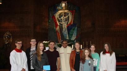 Bild: exb
Die Ministranten unterstützen die Fluthilfe der Steyler Missionare in Indien. Im Bild (von links): Ministrant Lukas Blei, Oberministranten Maximilian Würl und Jana Neumann, Julian Schornbaum, P. Yosef Bugalit, Tabea Schornbaum, die Ministrantinnen Magdalena und Marie Wittmann und Michelle Bitterer.