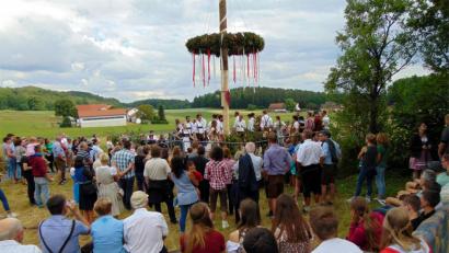 Bild: fnk
Viele Zuschauer umlagern das Podium beim Austanzen des Kirwabaums.