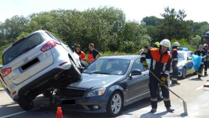 Bild: Völkl
Der Ford der Unfallverursacherin schob sich bei dem Zusammenprall auf den entgegen kommenden Mercedes.