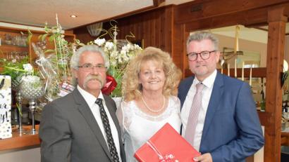 Bild: Andreas Royer
Bürgermeister Michael Göth (rechts) beglückwünscht Ingrid und Antonio La Pegna zum Jubiläum „40 Jahre Ristorante-Pizzeria Antonio“.