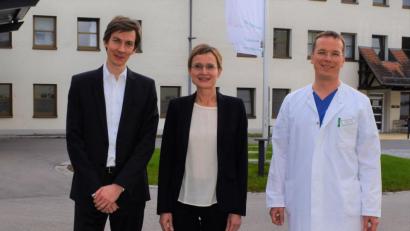 Bild: Bernhard Krebs
Felix Rauschek und Dr. Michael Schütz stellten Dr. Heike Hofmann als neue Leiterin der Anästhesie und Intensivmedizin vor.