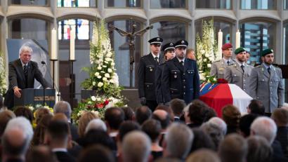 Bild: Swen Pförtner/dpa
Volker Bouffier (CD), Ministerpräsident von Hessen, spricht bei einem Trauergottesdienst in der Martinskirche für den verstorbenen Kasseler Regierungspräsidenten Walter Lübcke (CDU). Lübcke wurde mit einem Kopfschuss auf der Terrasse seines Wohnhauses getötet.