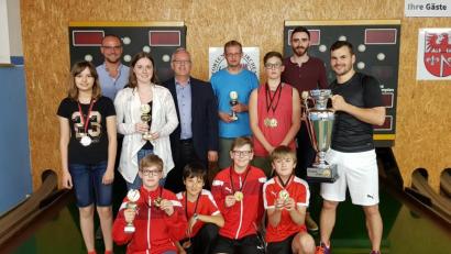 Bild: ruw
Tolle sportliche Leistungen honoriert Fortuna Neukirchen mit Pokalen und Medaillen. Stehend von links Leah Bohun, Vorsitzender Markus Luber, Jasmin Plößel, Bürgermeister Winfried Franz, Carsten Bohun, Jonathan Morlang, Horst Seubert und Daniel Witt; sitzend von links David Morlang, Leonhard Kempf, Oliver Hampl und Lukas Niebler.