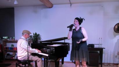 Bild: aks
Scarlett Andrews und Christian Christl begeisterten alte und neue Fans für ihren eleganten Mix aus Vaudeville Blues und Boogie Woogie.