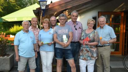 Bild: hcz
Die glücklichen Sieger des "Horst-Fuchs-Schießens" mit dem namensgebenden Stadtrat (Dritter von rechts) und den Schießwarten Bernhard Kellner und Alfred Kett (von links).