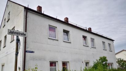 Bild: Thomas Dobler 
In dem Gebäude an der Jahnstraße sind seit 2016 zahlreiche Menschen aus Osteuropa einquartiert, die bei einem großen Unternehmen in Schwandorf beschäftigt sind. Das Gebäude ist vermutlich mit bis zu 30 Leuten überbelegt, so dass schon der Begriff "Matratzenlager" die Runde gemacht hat. Möglicherweise wird Ende Juni das Haus geräumt.