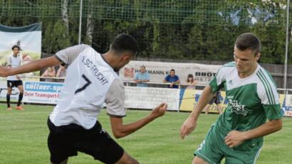 Bild: gb
Der SV Mitterteich (rechts Mauricio Göhlert) bestreitet am Mittwoch bei Bezirksliga-Aufsteiger FC Rehau sein erstes Vorbereitungsspiel.