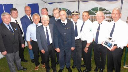 Bild: hai
Stellvertretender BSB-Landesvorsitzender Dr. Klaus-Dieter Nitzsche, Marcus Köppel (Kirchenlaibach), Gernot Hammon (Wirbenz), Manfred Kauper (Windischenlaibach), Heimatforscher Werner Veigl, Pfarrer Reinhard Forster, Bürgermeister Manfred Porsch, kreisvorsitzender Thomas Semba, Raimund Pinzer (Kemnath), Alois Kausler (Mockersdorf), Edmund Bruckner (Speichersdorf) und Vorsitzender Roland Veigl (von links).
