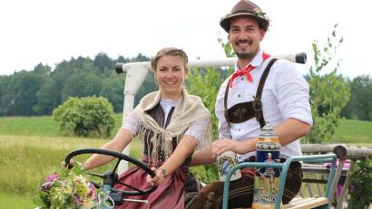 Bild: gru
Als Weißenberger Oberkirwapaar 2019 halten Sabrina Winter und Andreas Gnahn das Steuer in der Hand.