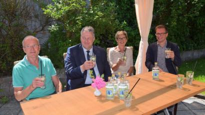 Bild: bö
Selbst die Queen Elizabeth II. ist ein Fan des Gin. Dazu gehören jetzt auch Landrat Richard Reisinger (2.v.li) und Tourismusleiter Hubert Zaremba (re) Ihren ersten "Wachholder-Wanderweg-Gin" aus der Bayerischen Toscana bei Siegfried und Rosa Stauber im Pensionsgarten in deren Pensionsgarten am Fuße des Schlossberges genossen haben - und er schmeckte ihnen vorzüglich.