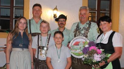 Bild: ral
Die neuen Würdenträger der Schlossschützen (von links) Jugendkönig Leo Zitzmann, davor Bambini-König Manuel Maier, Schützenkönig Hans Schießl (Vierter von links), daneben Schützenliesl Ursel Kirchhofer.