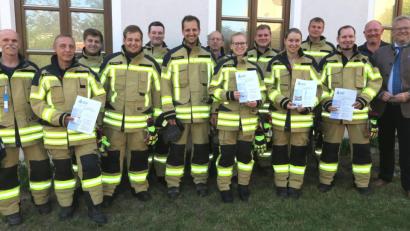 Bild: Hirsch
Oberbürgermeister Andreas Feller (rechts) überreichte verdienten Aktiven der Feuerwehr Fronberg die Ehrenamtskarte in Blau.