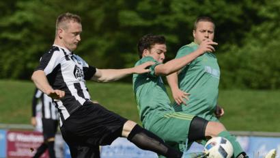 Bild: mhs
1. FC Schwarzenfeld gegen den FC OVI-Teunz (grün): Dieses Duell wird es in der kommenden Saison in der Bezirksliga Nord nicht mehr geben, nachdem der FC OVI-Teunz in die Bezirksliga abgestiegen ist.