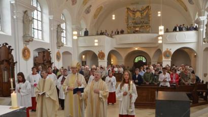 Bild: dob
Dieses Jahr kam Weihbischof Dr. Josef Graf aus Regensburg zum ersten Fahrenbergfest und erfüllt eine Einladung, die bereits Pfarrer Norbert Götz's Vorgänger Pfarrer Marek Baron ausgesprochen hatte.