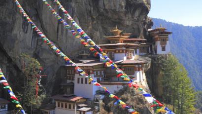 Bild: Rudolf Tepfenhart – stock.adobe.com
In Artikel 9, Absatz 2 der nationalen bhutanischen Verfassung ist zu lesen: „Der Staat bemüht sich, jene Bedingungen zu fördern, die das Streben nach Bruttoinlandsglück ermöglichen.“