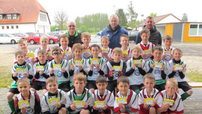 Bild: khg
Die beiden Jungen-Mannschaften der Grundschule Vilseck nach der Grundschul-Landkreismeisterschaft auf dem Sportgelände des FV Vilseck mit (hinten, von links) Karl Heinz Grollmisch sowie den Betreuern Hans-Jürgen Geier und Daniel Obermeier (beide FV Vilseck).