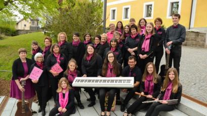 Bild: Gabi Böckl/exb
Der Spaß am Singen eint beim Chor "Ganz & Gar" mehrere Generationen und hält auch die Jugend bei der Stange.