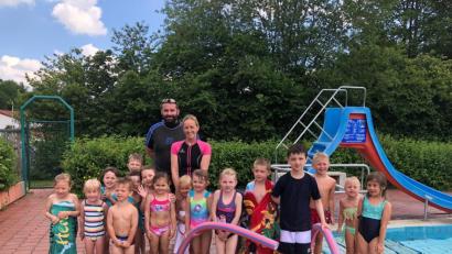 Bild: exb
Insgesamt 24 Kinder in zwei Gruppen machen bei den Schwimmkursen unter der Leitung von Verena Ellert und Benedikt Plab im Freibad Windischeschenbach mit.
