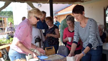 Bild: bö
Reich gedeckt mit Kaffee und Kuchen war für die Reisegruppe aus Schmidmühlen zum Nachmittagscafe im Restaurant in Raversdorf, wo sich sonst die übenden Soldaten aufhalten.