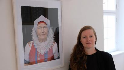 Bild: do
Spitzkragen und Tracht signalisieren Identität, Kultur und Volksgruppe. Doch die portraitierten Menschen haben ihre Heimat verloren, sagt Fotografin Yvonne Most.
