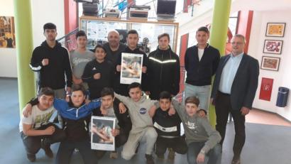 Bild: gel
Stolz präsentierten die Ringerteams der Dreifaltigkeits-Mittelschule,stehend die Altersklasse III und kniend die AK-IV, mit Betreuer Thomas Gebele (hinten Mitte) ihre Urkunden von der Bayerischen Meisterschaft in Weißenburg und vom Deutschen Schulvergleich in Niedernberg. Die Schulleitung, Udo Leitz (rechts) und Florian Fuchs (Zweiter von rechts), dankte den Schülern für ihren Einsatz und freute sich mit über die tollen Ergebnisse.