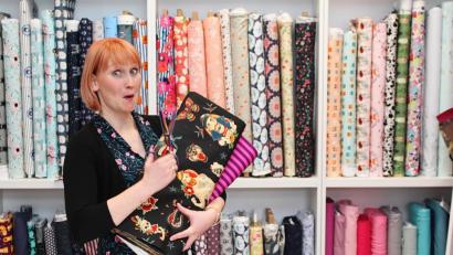 Bild: Evi Wagner
Bunt, bunt ... und noch einmal bunt. Susen Leadbetter liebt Farben - und das zeigt sie auch in ihrem Laden "Träumsuse" in Amberg.