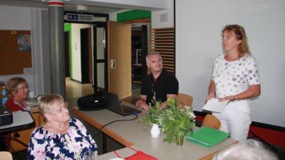 Bild: wro
Zum Thema „Wohlfühlen im Alter mit den Kräften der Natur“ referierte Hildegard Kern (rechts) aus Nagel.
