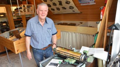 Bild: dob
Günter Pschibl ist ein leidenschaftlicher Sammler und Tüftler. Eine chinesische Schreibmaschine der Marke "Fliegende Tauben" gehört seiner Sammlung. Vor etwa einem halben Jahr stöberte er sie im Internet auf. Die Schriftzeichen und die Beschreibung kann er allerdings nicht lesen.