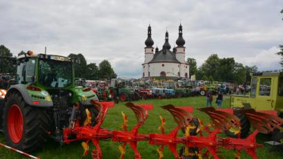 Bild: jr
Zahlreiche Oldtimer und auch neueste Landmaschinen-Technik waren beim 4. Münchenreuther Bulldogtreffen bei der Kapplkirche zu sehen.