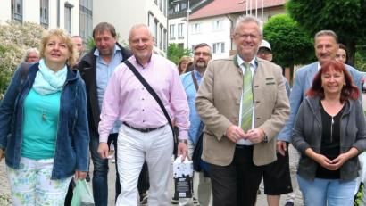 Bild: Hirsch
Oberbürgermeister Andreas Feller (Zweiter von rechts) hieß die Delegation aus Sokolov willkommen. Darunter auch seinen Bürgermeisterkollegen Jan Picka (daneben).