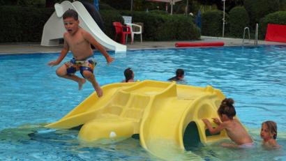 Bild: sön
Beim Nachtschwimmen im Riedener Freibad hatten vor allem die Jüngsten ihren Spaß im Wasser.