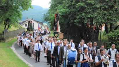 Bild: sche
Ein farbenprächtiges Bild bietet der Kirchenzug anlässlich der 90-Jahr-Feier des Aschacher Burschenvereins.