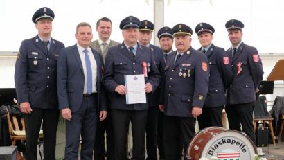 Bild: tkr
Der Geehrte Peter Breitschafter (Bildmitte), zusammen mit der Landkreisführung, der Vorstandschaft der Feuerwehr Zeinried, sowie Bürgermeister Eckl und Landrat Thomas Ebeling.