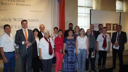 Bild: mmj
In Anwesenheit vieler Ehrengäste wurden die dritten Schönseer Klöppeltage in der Gewölbehalle des CeBB eröffnet.