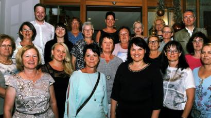 Bild: gf
Der neue Vorstand der Frauen-Union mit den Vorsitzenden (vorn, von rechts) Diane Schobert, Birgit Barth, Barbara Gerl, Claudia Kammerl und Renate Amrhein sowie MdL Harald Schwartz (hinten rechts), dem JU-Kreisvorsitzenden Henner Wasmuth (hinten links) und der stellvertretenden FU-Bezirksvorsitzenden Susanne Plank (Zweite von links).