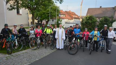 Bild: jr
In die Pedale stiegen 22 Radwallfahrer, die sich am Mittwochmorgen von Konnersreuth aus auf den Weg nach Altötting machten. Pfarrseelsorger Pater Benedikt Leitmayr (Mitte) verabschiedete die Radfahrer mit dem Pilgersegen. Organisiert hat die Radwallfahrt erneut Edgar Wenisch (Fünfter von rechts).