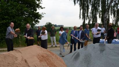 Bild: Lowak
Der offizielle Spatenstich ist erfolgt. Jetzt können die Arbeiten für den ersten Teilabschnitt des neuen Radwegs zwischen Windischeschenbach und Krummennaab beginnen. Von links: Karsten Heßling vom Amt für ländliche Entwicklung, Landrat Andreas Meier (Neustadt), zweiter Bürgermeister Reinhard Naber (Krummennaab), Bürgermeister Karlheinz Budnik (Windischeschenbach), stellvertretender Landrat Alfred Scheidler (Tirschenreuth), Bürgermeister Hans Donko (Erbendorf), Planer Wolfgang Kraus, Bürgermeister Ulrich Roth (Krummennaab) und Bauunternehmer Stefan Windschiegl.