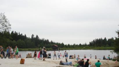 Bild: gis
Ein schöner Nebeneffekt des Open Air ist der attraktiv gestaltete Sandstrand am Fichtelsee, der gerne angenommen wird.