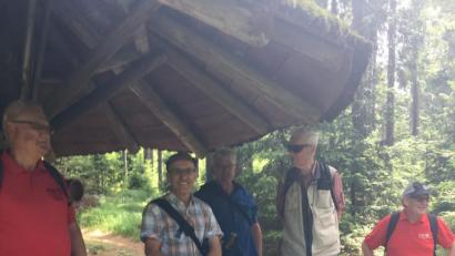 Bild: roh
FGV-Wanderung über den Steinwald zur Glasschleif bei Arnoldsreuth: 
Am Steinwaldpilz wurde eine Rast eingelegt.