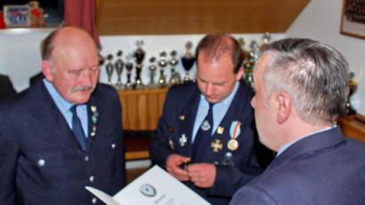 Bild: hai
Armin Grieshammer bekam von stellvertretendem Kreisvorsitzenden Ingo Pürner und Kreisvorsitzendem Thomas Semba (von links) das Fahnenträgerabzeichen des Bayerischen Soldatenbundes in Gold verliehen.
