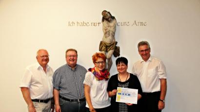 Bild: bph
Die Vorstandschaft der Caritas Sozialstation Nabburg mit Vorsitzendem Pfarrer Hannes Lorenz (rechts), Kerstin Neidl (Zweite von rechts) und Geschäftsführer Gerhard Eilers (links) ist stolz auf das Ergebnis der Qualitätsprüfung. Die Arbeit ihres hochmotivierten Pflegeteams wurde vom Medizinischen Dienst der Krankenkassen mit der Bestnote 1,0 bewertet.