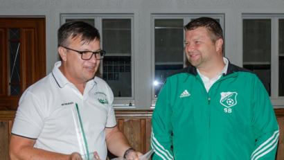 Bild: jt
Vorsitzender Stefan Weiß (links) verabschiedet mit bewegten Worten den Meistertrainer Stephan Braun.
