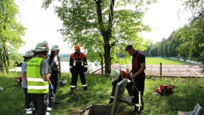 Bild: flm
Als kompliziert bei den simulierten Einsätzen erwies sich die Rettung eines Arbeiters, der in einen Schacht gefallen war. Hier zeigte sich die gute Zusammenarbeit von Feuerwehr und BRK.