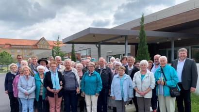 Bild: jp
Die Kastler Senioren mit Bürgermeister Stefan Braun (rechts) und Seniorenbeauftragter Monika Breunig (Siebte von links) besichtigen die neuen Jurawerkstätten in Amberg.