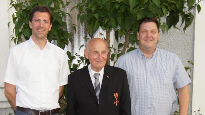 Bild: nib
Pfarrer Michael Hoch (links) und Bürgermeister Christian Ziegler (rechts) waren nur zwei von vielen Gratulanten, die Adolf Lorenz zum 90. Geburtstag alles Gute wünschten.